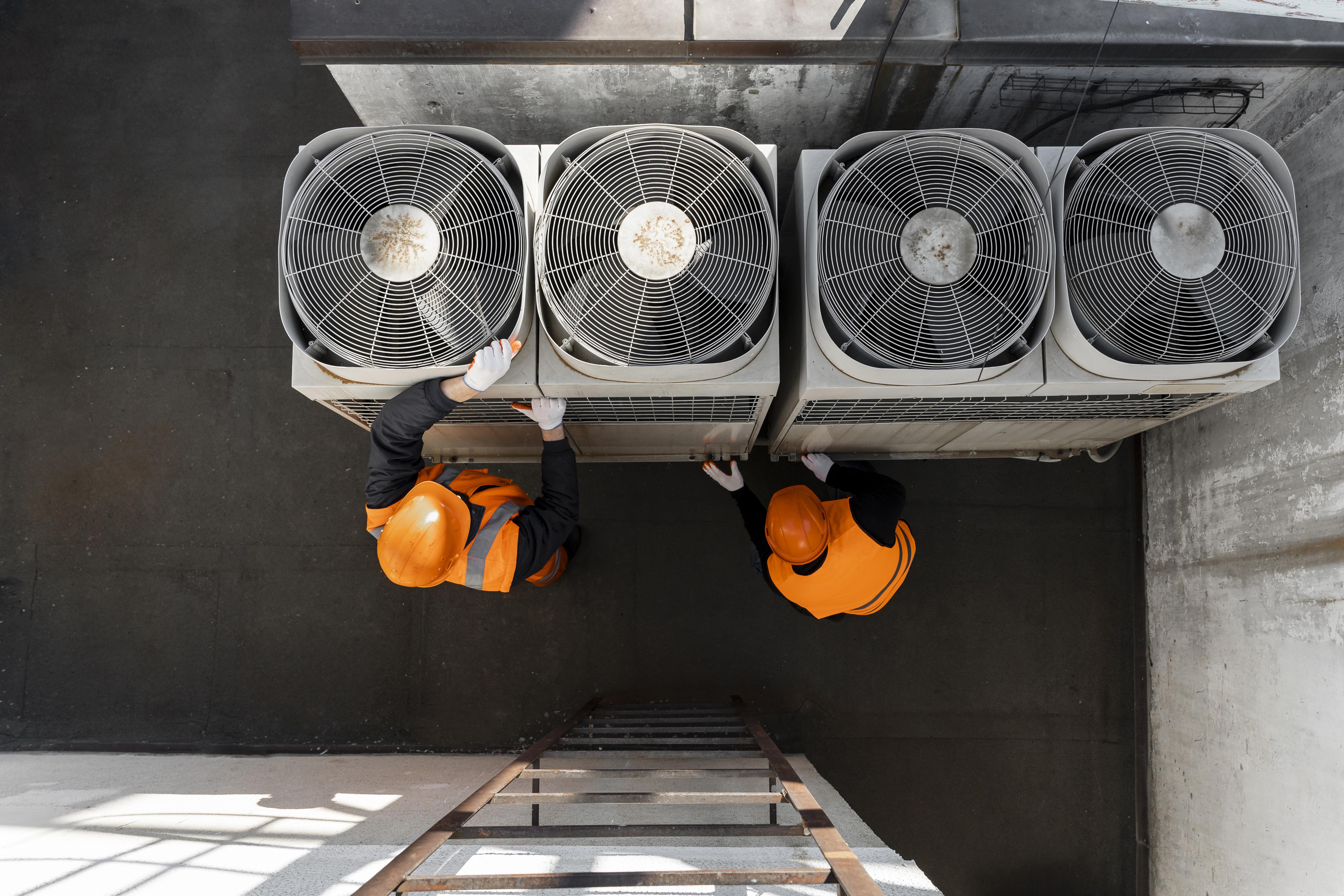 Techniciens FAN SAN sur une installation de climatisation
